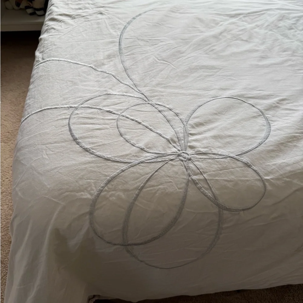 Kate spade king duvet cover and pillow shams 4-pieces has small stains